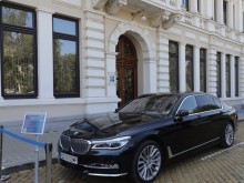 Продадоха за "без пари" луксозното BMW на наш банкер