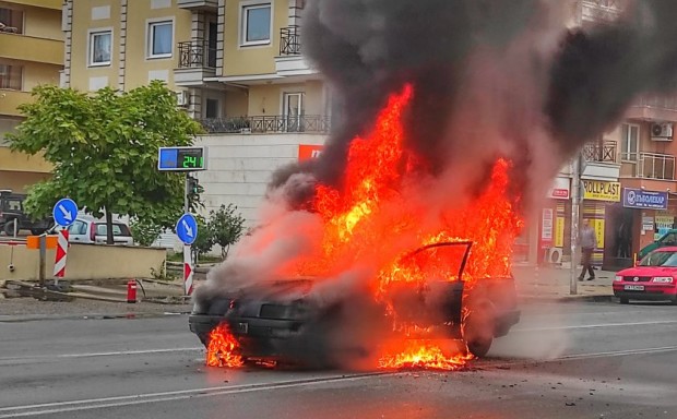 БГНЕС
Лек автомобил Фолксваген Пасат избухна в пламъци насред пътя в