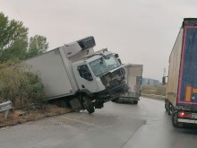 Кабината на камион увисна във въздуха на метри от АМ "Тракия"