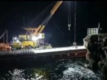 Ето как става разтоварването на заседналия кораб Vera SU