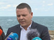 Транспортният министър за акцията със заседналия кораб: Ще проверя кой е спал по веригата