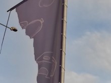 "Лидл" отговори за скъсаното знаме