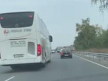 Шофьор на автобус с безобразни изпълнения на пътя
