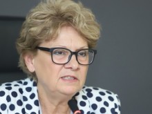 Дават министър Комитова на прокуратурата