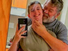 19-годишен джендър сключи брак с 61-годишен дядо, плануват да имат деца