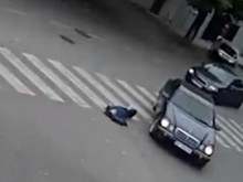 Блъснаха жена на пътека, пешеходци и шофьори я подминават