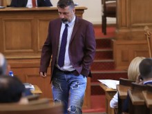 Филип Станев се оправда с жена си за скъсаните дънки, жегна Кобрата