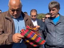 Изненадаха Борисов с прозрачна пазарска чанта в Родопите