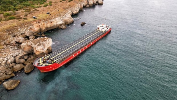 Министърът на транспорта Христо Алексиев обяви че заседналият кораб край