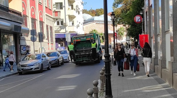 Камион на КМД гази закона на 20 метра от Главната