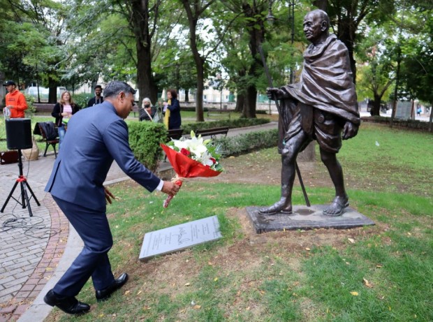 Цветя на паметника на Махатма Ганди във Варна бяха поднесени