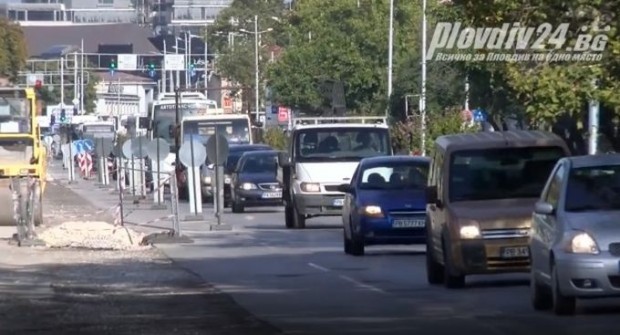 Вижда се краят на кошмарните тапи по бул. "Христо Ботев"