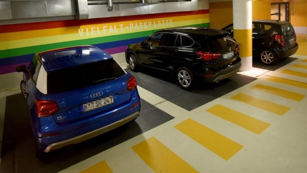 BIld
Компанията Hanauer Parkhaus GmbH HPG отдели три паркоместа за ЛГБТ лесбийки
