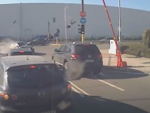 Появи се смразяващо кръвта видео от катастрофата, при която моторист загина на място