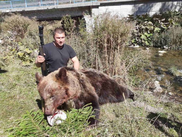 Убиец на мечка се похвали сам в мрежата като си