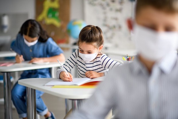 Според новите мерки вече е препоръчително учителите да носят маски