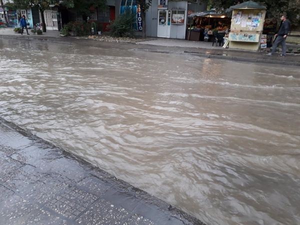 Улица в "Смирненски" се превърна в "море"