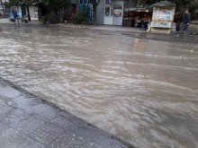 Улица в "Смирненски" се превърна в "море"