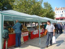 Пчелари излагат продуктите си пред пощата