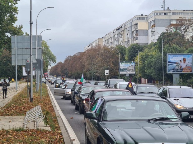Протестно шествие от над 50 автомобила, организирано от ВМРО, преминава