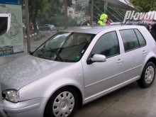 Тежък инцидент в Пловдив! "Фолксваген" се вряза в автобусна спирка