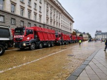 Протест на пътните строители блокира центъра на София