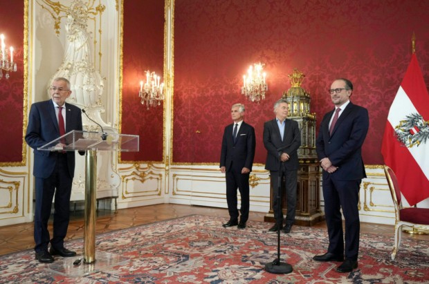 Facebook
Новият австрийски канцлер Александър Шаленберг тържествено положи клетва пред президента