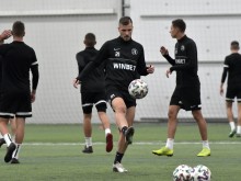 Локо тренира в зала, юношата на Векта продължава пробите в тима