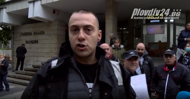 Десетки се събраха пред съда в Пловдив, за да подкрепят Машора