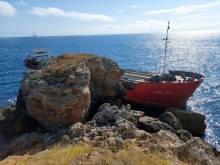 Водолази се качиха на борда на "Вера Су