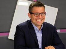 Андрей Арнаудов запя песен на Веско Маринов, прогизнал от вода