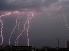 Мълния порази къща в Айтоско! Мъж и жена се разминаха с най-страшното!