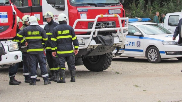 Пожарникари от Горна Оряховица помогнаха 250-килограмова жена да бъде изведена