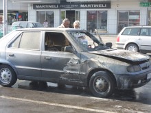 Автомобил горя на паркинга на строителен хипермаркет