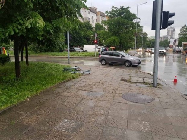 При всеки по-продължителен дъжд светофар отказва да работи