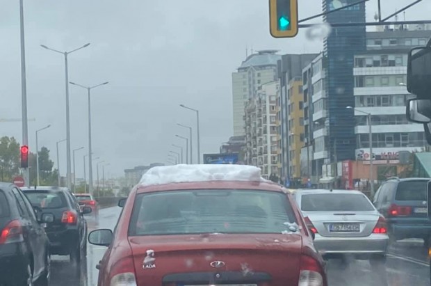 Фейсбук
В София вече е заснет автомобил с 10 см сняг,