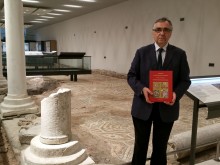 Наш учен разкрива "секретния език" на мозайките в популярна книга с 430 изображения от 24 страни