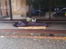 Бедстващ бездомник на метри от общината в "Южен"