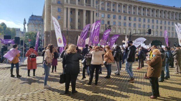 БНР
Протестиращите представители на бизнеса и синдикатите договориха с премиера Стефан
