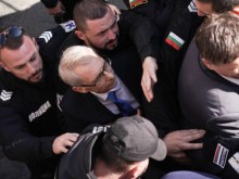 Протестиращи нападнаха просветния министър!