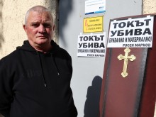 Росен Марков протестира с ковчег срещу цените на тока