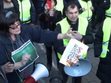 Протестиращи изгориха зелен сертификат пред здравното министерство