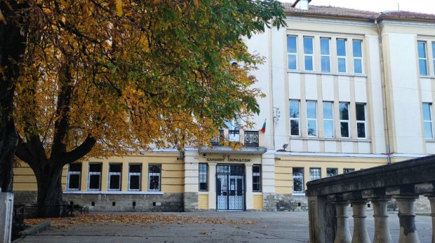 Бунт в Сухиндол срещу млад учител, блудствал с ученички