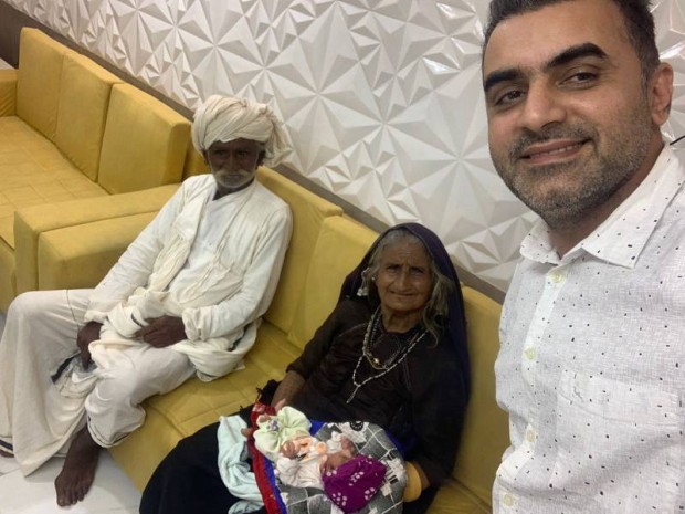 Възрастна двойка и лекарятДживунбен Рабари и нейния съпруг Валджибхай