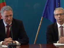 Извънредно: Връщат децата в клас, взимат проба от слюнката на входа!