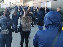 Дълги опашки от служители и клиенти се извиха пред търговски обект във Варна
