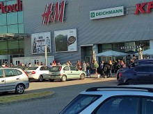 Невиждана опашка пред най-стария мол в Пловдив