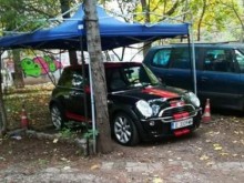 Шофьор си заплю паркомясто в градинка пред блок