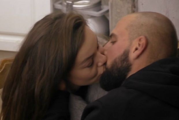 Here is the kiss that everyone foresaw in “The Farm”