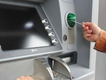 Вижте какво направи 17-годишен от пловдивско село с дебитната карта на бащата на гаджето си